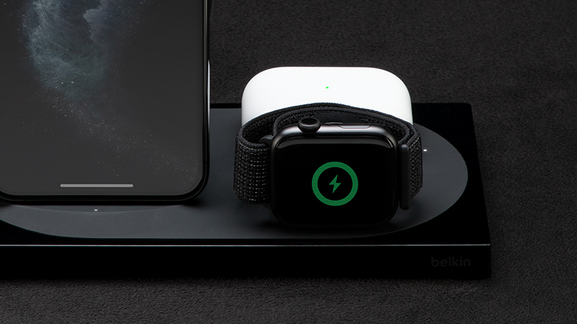 LED 灯指示充电状态 充电器正面LED灯特写